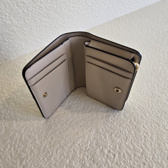 Marc Jacobs Cream Pebbled Leather Wallet - Picture 7 of 7